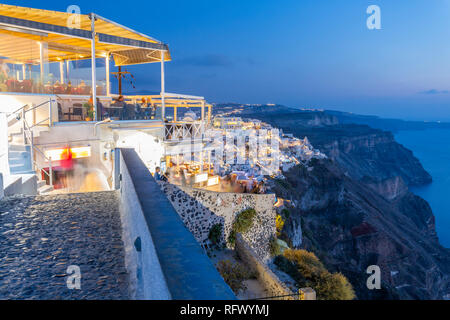 Avis de Greek restaurant donnant sur la mer au crépuscule, à Fira Firostefani, Santorin (thira), îles Cyclades, îles grecques, Grèce, Europe Banque D'Images