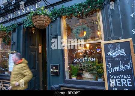 L'Albanach public house bar sur le Royal Mile à Édimbourg, Écosse, Royaume-Uni Banque D'Images