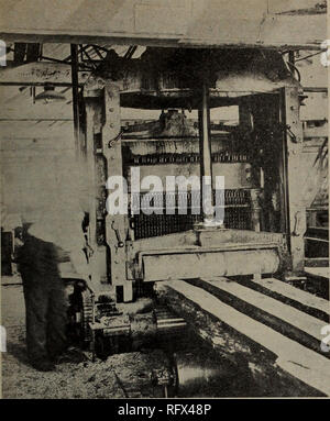 . Industries canadiennes forestières Janvier-juin 1921. L'exploitation forestière ; les forêts et la foresterie ; Produits forestiers ; l'industrie de pâte de bois ; industries du bois. 1 avril, 1921 CANADA 57 bûcheron. Vue avant du gros Stock Johnson Gang. Cette machine a une capacité de 100 000 pieds par neuf heures par jour, et des scies de la snaaller de sciage. Le feed-en rouleaux sont indépendamment entraîné par un moteur Dake contrôlé par le levier dans la main droite de l'opérateur. Les journaux sont slabbed par une paire de lits circulaires. les amis de l'industrie des pâtes et papiers et d'équiper le "Canadian Lum- bermen's Association" avec un "Techni Banque D'Images