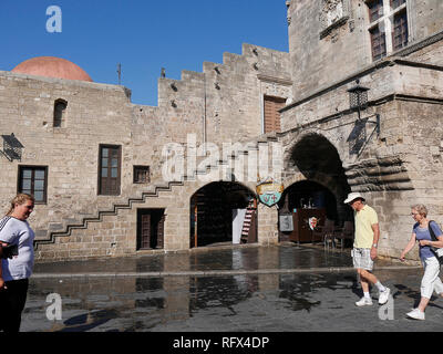 Hippocrate Place de la vieille ville fortifiée de Rhodes est la plus grande place de la ville, entouré de cafés et restaurants. C'est un excellent endroit pour manger Banque D'Images