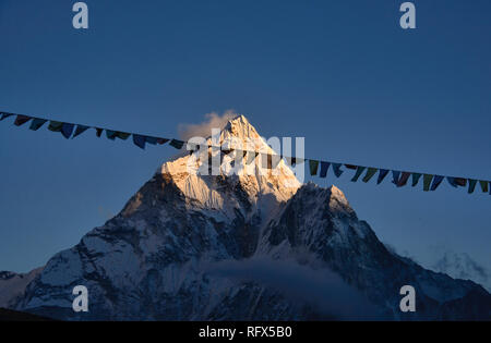 L'Ama Dablam s'élève au-dessus de la vallée du Khumbu, Népal, région de l'Everest Banque D'Images