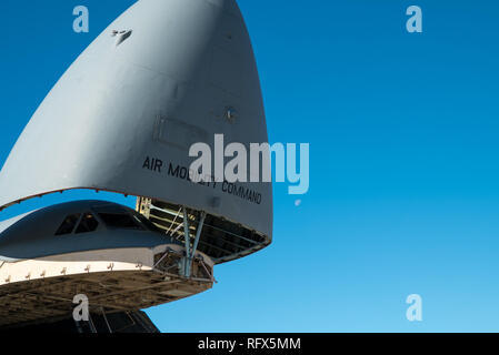 Un équipage se prépare à décharger des marchandises d'un C-5M Super Galaxy affectés à Dover Air Force Base à l'aéroport de Kalaeloa, HI, le 25 janvier 2019 lors de l'exercice Patriot Palm. Exercice Patriot Palm est une joint-service exercice coordonné par l'Air Force Reserve, conçus pour intégrer les premiers intervenants de l'administration, les agences et les militaires et en fournissant une formation en intervention rapide en cas de catastrophe naturelle ou d'urgence régionaux. (U.S. Air Force photo de Tech. Le Sgt. Nicholas A. Prêtre) Banque D'Images