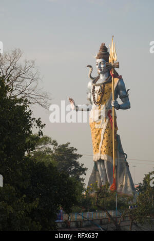 Statue du dieu Shiva géant sur les rives de la rivière Gange à Haridwar, Inde Banque D'Images