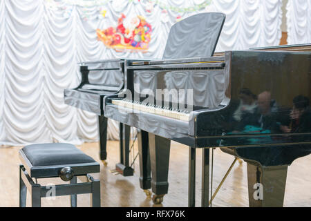 Deux pianos à queue noire sur scène. Deux pianos sur scène sans aucun Banque D'Images