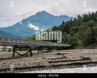 Hikurangi montagne sacrée des Ngati Porou, et pont sur Raparapariki Stream, au confluent avec la rivière Tapuaeroa, East Cape, Nouvelle-Zélande Banque D'Images