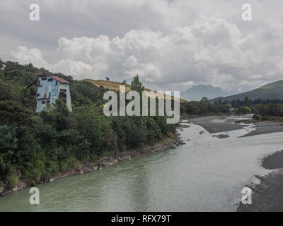 Gravier désaffectée à côté Waiapu concasseur River, juste en dessous de confluence des rivières, Tapuaeroa et Mata Hikurangi dans la distance, East Cape, Nouvelle-Zélande Banque D'Images