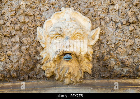 ROME, ITALIE - Le 5 janvier 2019 : la lumière est éclairant visage de fontaine Banque D'Images