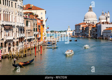 Vue sur le Grand Canal du Ponte dell'Accademia de Venise. Banque D'Images