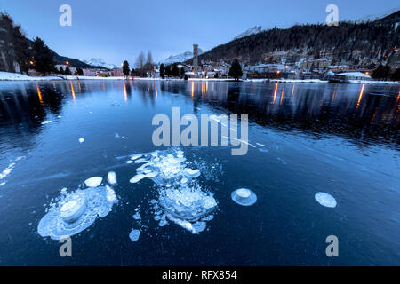 Bulles de glace dans le lac gelé Saint-moritz, Engadine, Canton des Grisons, Suisse, Europe Banque D'Images