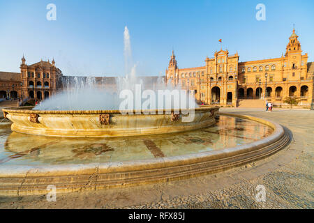 Vicente Traver fontaine face au bâtiment central de Plaza de España, Séville, Andalousie, Espagne, Europe Banque D'Images