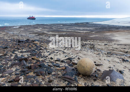 Sphère de pierre géant, du champ, de l'île de l'archipel François-Joseph, Oblast d'Arkhangelsk, de l'Arctique, la Russie, l'Europe Banque D'Images