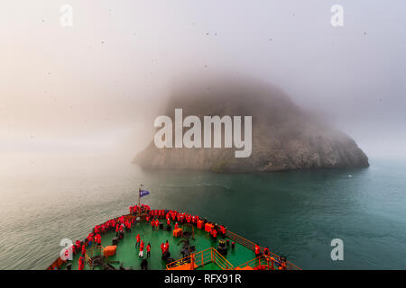 L'approche du brise-glace Skala Rubini (Rubini rock), archipel François-Joseph, Oblast d'Arkhangelsk, de l'Arctique, la Russie, l'Europe Banque D'Images