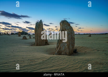 Désert des Pinnacles au parc national de Nambung après le coucher du soleil, l'ouest de l'Australie Banque D'Images