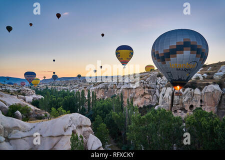 Un jour ordinaire dans la Cappadoce, Turquie ballons avec Banque D'Images