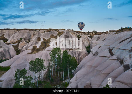 Un jour ordinaire dans la Cappadoce, Turquie ballons avec Banque D'Images