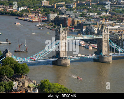 L'Europe, Royaume-Uni, Angleterre, Londres, Tower Bridge bateau de croisière Banque D'Images