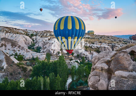 Un jour ordinaire dans la Cappadoce, Turquie ballons avec Banque D'Images