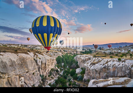 Un jour ordinaire dans la Cappadoce, Turquie ballons avec Banque D'Images