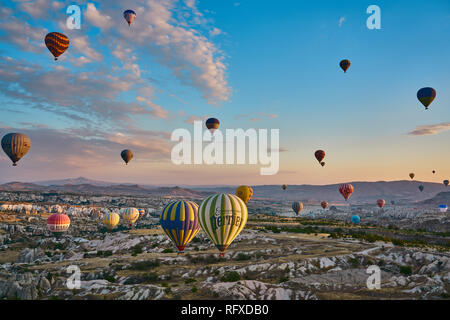 Un jour ordinaire dans la Cappadoce, Turquie ballons avec Banque D'Images