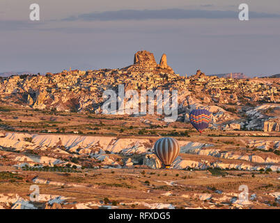 Un jour ordinaire dans la Cappadoce, Turquie ballons avec Banque D'Images