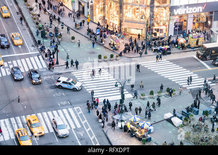 La ville de New York, USA - 6 Avril 2018 : High angle view of Building à New York Herald Square midtown avec foule de personnes traversant de concordance et Verizo Banque D'Images