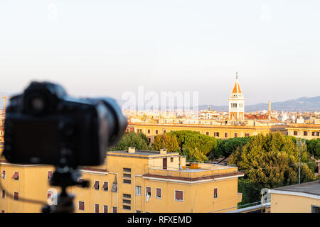 Ville italienne de Rome, Italie cityscape skyline with high angle view of architecture bâtiments anciens pendant le coucher du soleil avec l'appareil photo sur trépied générique flou artistique Banque D'Images