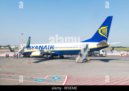 Roma, Italie - 6 septembre 2018 : Les gens de marcher sur l'embarquement des passagers de l'avion Ryanair mesures intérieures de l'Union européenne à bas prix vol économique airlin Banque D'Images