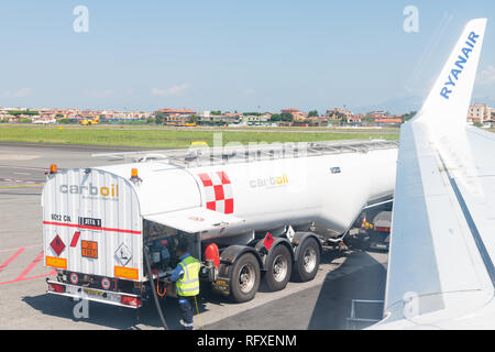 Roma, Italie - septembre 6, 2018 : l'Union européenne intérieure avion Ryanair à bas prix vol d'aile d'avion bon marché avec l'affiche à l'extérieur de l'aéroport et à Rome Banque D'Images