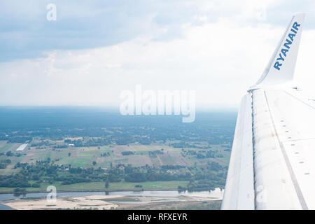 Nowy Dwor, Pologne - 6 septembre 2018 : Vue aérienne de fenêtre sur avion avion low cost Ryanair à l'aéroport international d'atterrissage Modlin par lan rural Banque D'Images