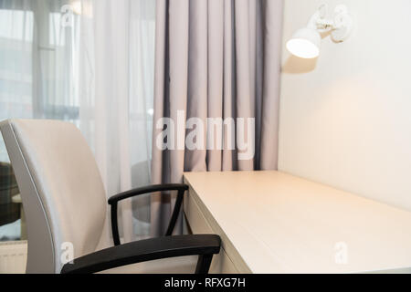 Table en bois vide dans le minimalisme chambre intérieur et mur blanc Chambre bureau avec chaise de bureau et personne ne par lampe et fenêtre balcon Banque D'Images