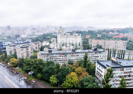 Kiev, Ukraine - le 9 septembre 2018 : toits de Kiev par rail station Vokzalna metro area pendant la pluie journée nuageuse avec de vieux appartement soviétique buil Banque D'Images