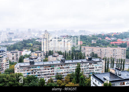 Kiev, Ukraine - le 9 septembre 2018 : toits de Kiev par rail station Vokzalna metro area au cours de jour de pluie avec de vieux immeubles soviétique Banque D'Images