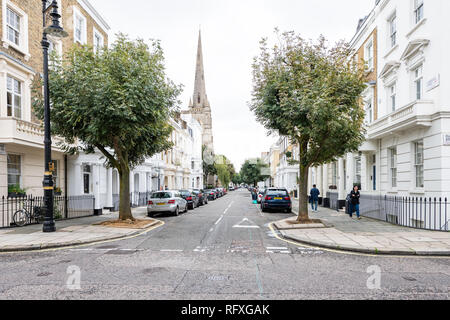 Londres, Royaume-Uni - 12 septembre 2018 : district de quartier de Pimlico ruelle de la rue vide avec l'architecture historique et l'église Banque D'Images