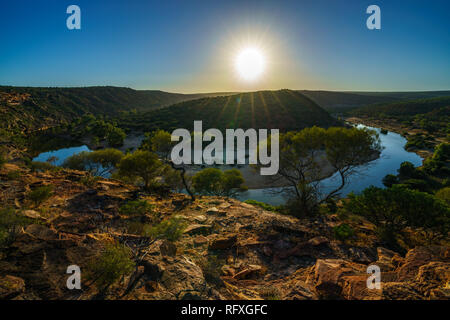 Bien plus de horseshoe bend de murchison river près de la fenêtre de la nature dans le parc national de kalbarri, dans l'ouest de l'Australie au lever du soleil Banque D'Images