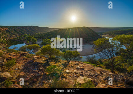 Bien plus de horseshoe bend de murchison river près de la fenêtre de la nature dans le parc national de kalbarri, dans l'ouest de l'Australie au lever du soleil Banque D'Images