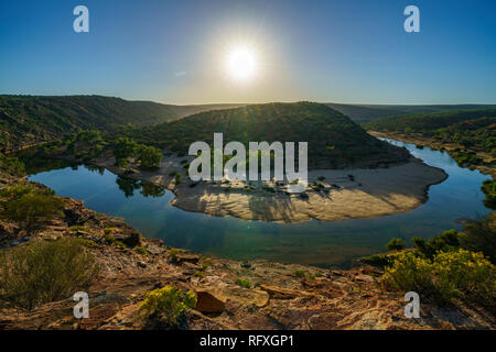 Bien plus de horseshoe bend de murchison river près de la fenêtre de la nature dans le parc national de kalbarri, dans l'ouest de l'Australie au lever du soleil Banque D'Images