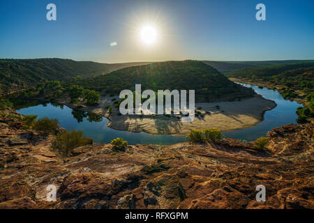 Bien plus de horseshoe bend de murchison river près de la fenêtre de la nature dans le parc national de kalbarri, dans l'ouest de l'Australie au lever du soleil Banque D'Images