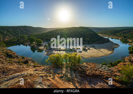 Bien plus de horseshoe bend de murchison river près de la fenêtre de la nature dans le parc national de kalbarri, dans l'ouest de l'Australie au lever du soleil Banque D'Images