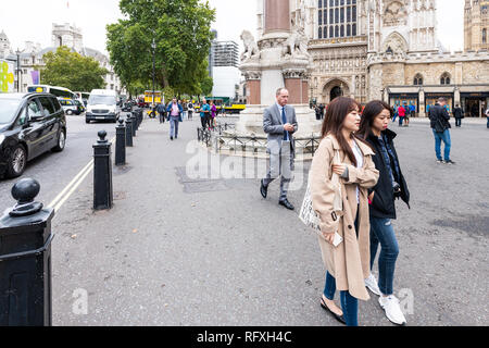 Londres, Royaume-Uni - 12 septembre 2018 : l'abbaye de Westminster avec square et les gens à pied les touristes par des érudits War Memorial, ou Crimée et rébellion indienne monum Banque D'Images