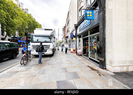 Londres, Royaume-Uni - 12 septembre 2018 : le transport par route de rue avec Greggs cafe restaurant sign et trottoir dans le Strand à Covent Gard Banque D'Images