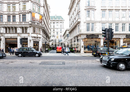 Londres, Royaume-Uni - 12 septembre 2018 : Street road dans le Strand à Covent Garden shopping magasins avec des voitures en circulation et Savoy Theatre et spectacle Dreamgirls Banque D'Images