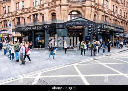 Londres, Royaume-Uni - 12 septembre 2018 : Street road dans le quartier de Covent Garden, près de Leicester Square avec de nombreux touristes les gens autour de l'Hippodrome entrée du Casino Banque D'Images