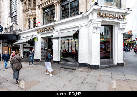 Londres, Royaume-Uni - 12 septembre 2018 : trottoir street shopping à Leicester Square stores pendant la journée en ville avec Shake Shack restaurant Banque D'Images