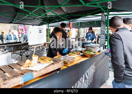 Londres, Royaume-Uni - 12 septembre 2018 : Célèbre Brewer Market Street à Soho food et le vendeur à l'extérieur et les personnes commander yorkshire pudding burritos Banque D'Images