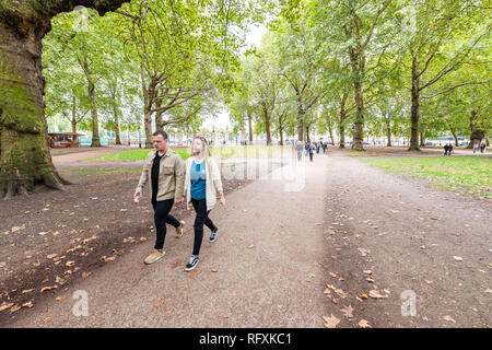 Londres, Royaume-Uni - 12 septembre 2018 : allée chemin dans Green Park à Westminster vue paysage pendant la journée en Royaume-uni avec couple walkin Banque D'Images