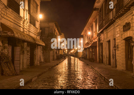 Calle cobblestoned et atmosphérique Crisologo dans UNESCO World Heritage Vigan, Ilocos Sur, Philippines Banque D'Images