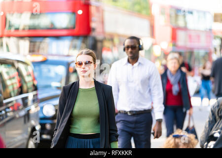 Londres, Royaume-Uni - 13 septembre 2018 : zone Chelsea street avec circulation bus et voitures en arrière-plan et les gens occupés foule marche sur trottoirs Banque D'Images