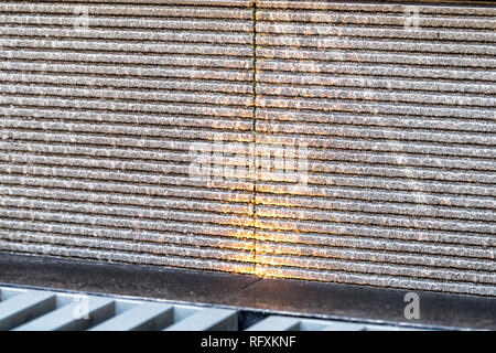 Cascade lumineuse moderne abstrait fontaine à eau libre de modèle dans la construction de l'hôtel urbain Banque D'Images