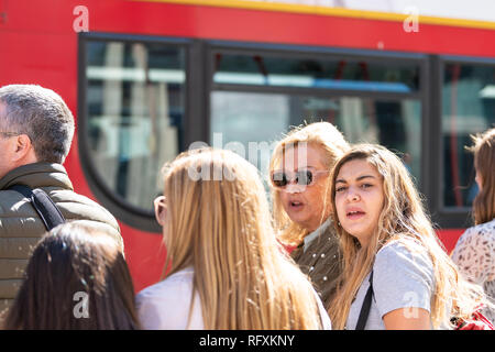 Londres, Royaume-Uni - 13 septembre 2018 : quartier de Knightsbridge sur journée ensoleillée avec des personnes en attente les piétons à l'arrêt ou de passage pour piétons pour traverser la route de rue Banque D'Images