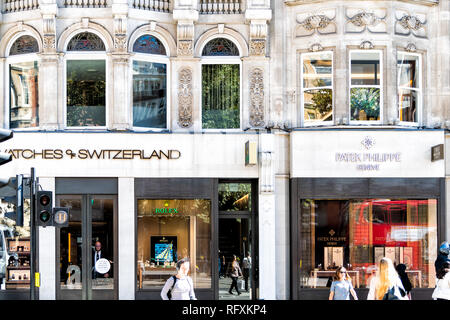 Londres, Royaume-Uni - 13 septembre 2018 : quartier de Knightsbridge et luxe moderne architecture sur journée ensoleillée avec signe pour le shopping des magasins tels que des montres de Switzerla Banque D'Images